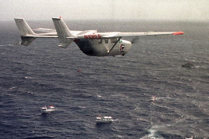 ARCHIVO — Un avión de Hermanos al Rescate sobrevuela la flotilla del Movimiento Democracia en el límite de las 12 millas, al norte de La Habana, Cuba, el 10 de julio de 1999. (Foto de AP/Alan Diaz, archivo)