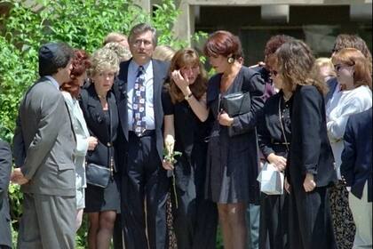 ARCHIVOS - Fred Goldman (centro izquierda), aparece junto a su esposa Patti (izquierda) y su hija Kim (centro), al salir del Valley Oaks Memorial Park en Westlake Village, California, el jueves 16 de junio de 1994, tras el funeral de su hijo Rnald Goldman (AP Foto/Kevork Djansezian, archivo)