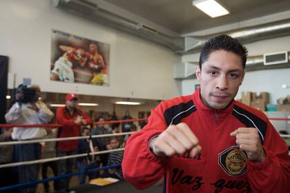 ARCHIVP - Israel Vázquez, campeón peso gallo del CMB, durante un entrenamiento en el gimnasio South El Monte, en El Monte, California, el 25 de febrero de 2008. El CMB ha confirmado que Israel Vázquez, ha fallecido. Tenían 46 años. (AP Foto/Damián Dovarganes)