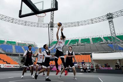 ARCHVIO - En esta foto del 16 de mayo de 2021, un ensayo del torneo olímpico de baloncesto 3x3 en el Parque Deportivo Urbano de Aomi. (AP Foto/Eugene Hoshiko, archivo)