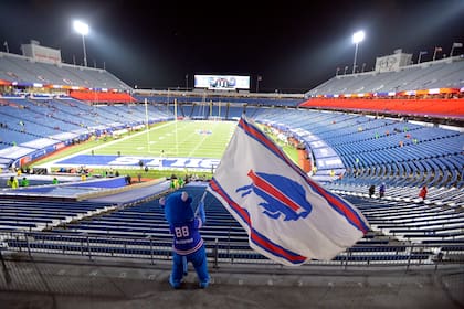ARCHVO - Aficionados de los Bills de Buffalo abandonan el estadio de los Bills mientras la mascota ondea la bandera del equipo, tras un juego de la ronda divisional contra los Ravens, el sábado 16 de enero de 2021. Los Bills ganaron 17-3. (AP Foto/Adrian Kraus, ARCHIVO)
