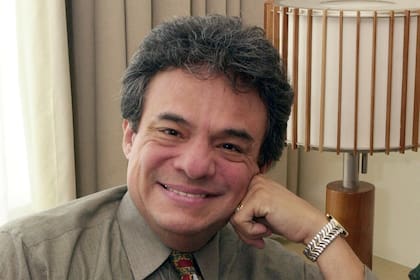 ARCHVO - El cantante mexicano José José es fotografiado durante una entrevista en Nueva York, el 25 de julio de 2002. La canción inédita "Ya no pienso en ti", grabada por José José en 1978, fue lanzada en septiembre de 2024 en el 5to aniversario luctuoso del cantante. (Foto AP/Ed Bailey)