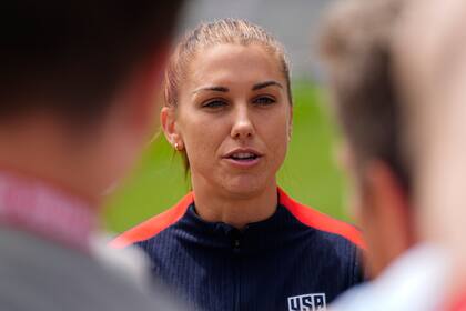 ARCHVO - La delantera estadounidense Alex Morgan previo a un entrenamiento de la selección, el 31 de mayo de 2024, en Commerce City, Colorado. (AP Foto/David Zalubowski)