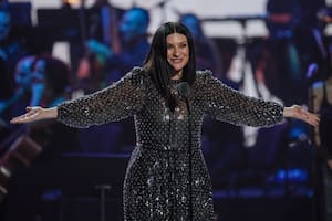 ARCHVO - Laura Pausini celebra tras recibir el premio de la Personas del Año de la Academia Latina de la Grabación en Sevilla, España, el 15 de noviembre de 2023. Pausini lanzó la canción "Chao" y está nominada al Latin Grammy por su álbum "Almas paralelas". (Foto Jose Breton/Invision/AP)