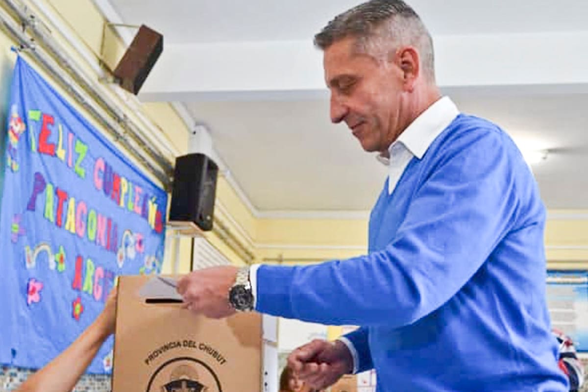 Arcioni, ayer, al votar en Comodoro Rivadavia