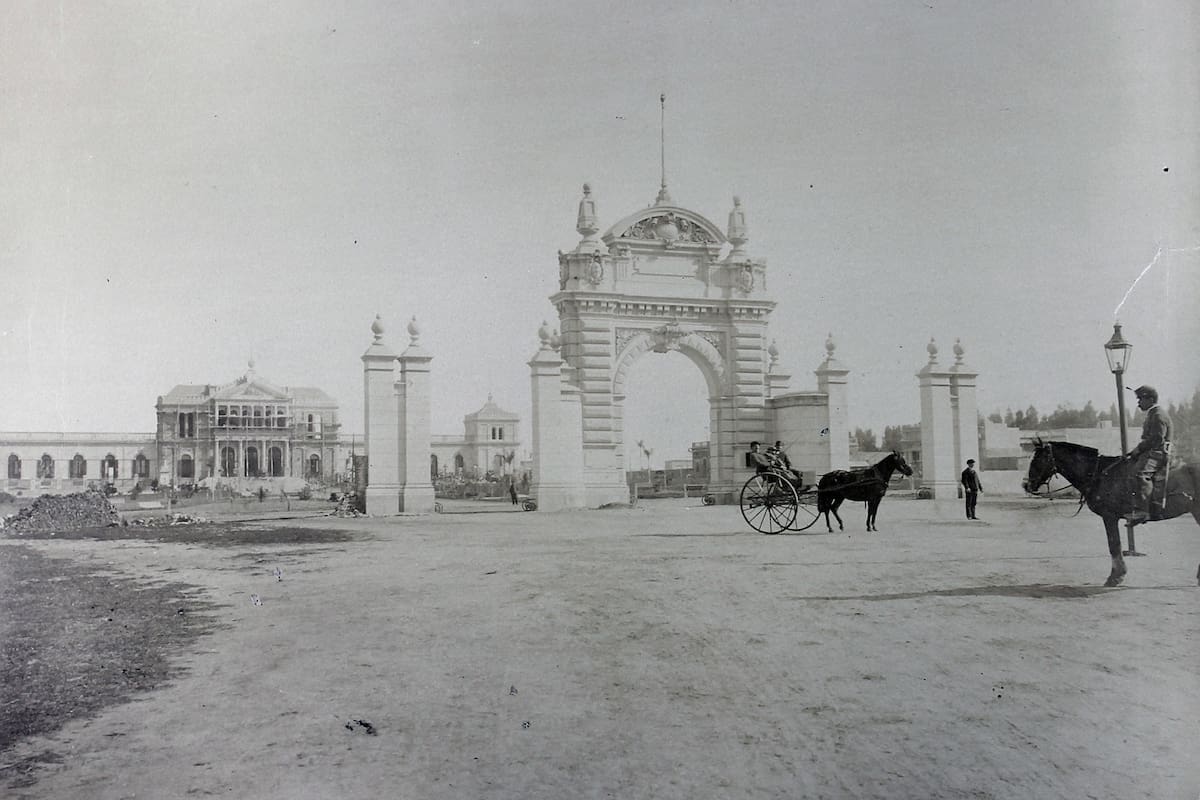 Arco de entrada al Paseo del Bosque.