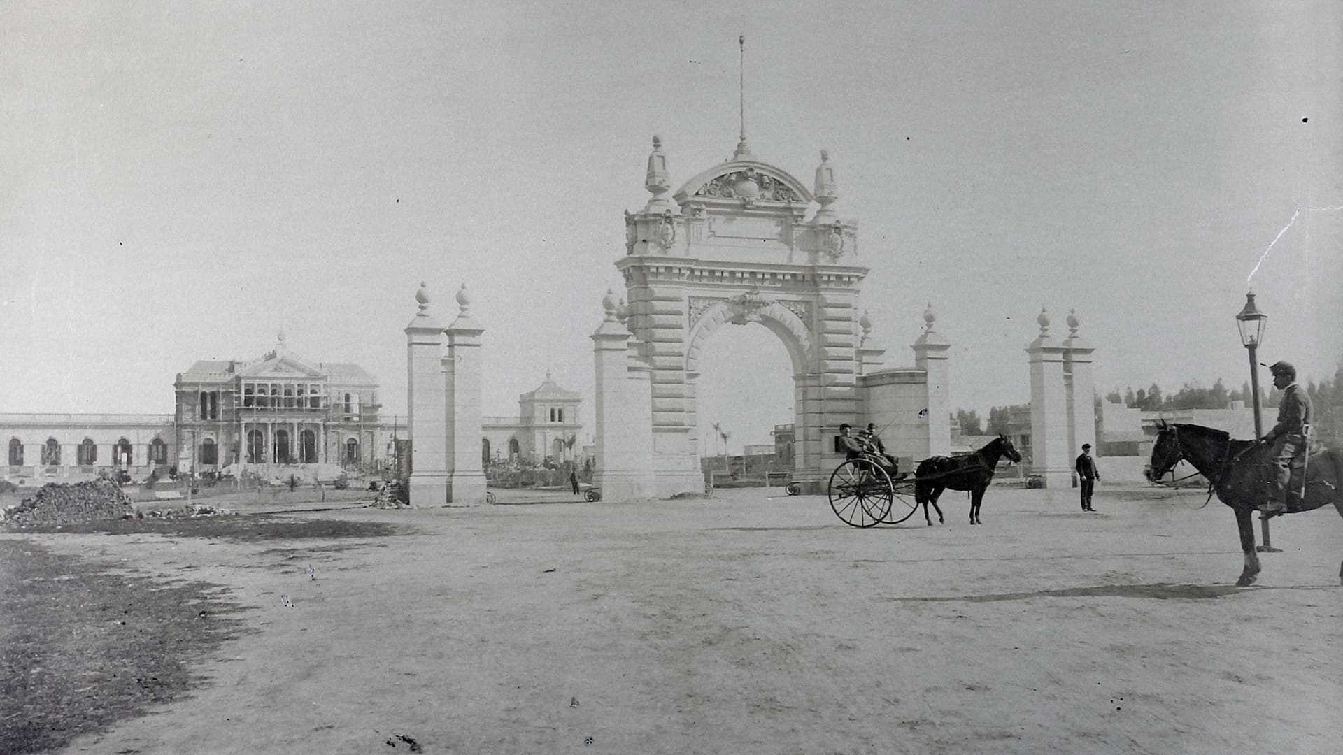Arco de entrada al Paseo del Bosque.