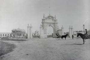 Arco de entrada al Paseo del Bosque.