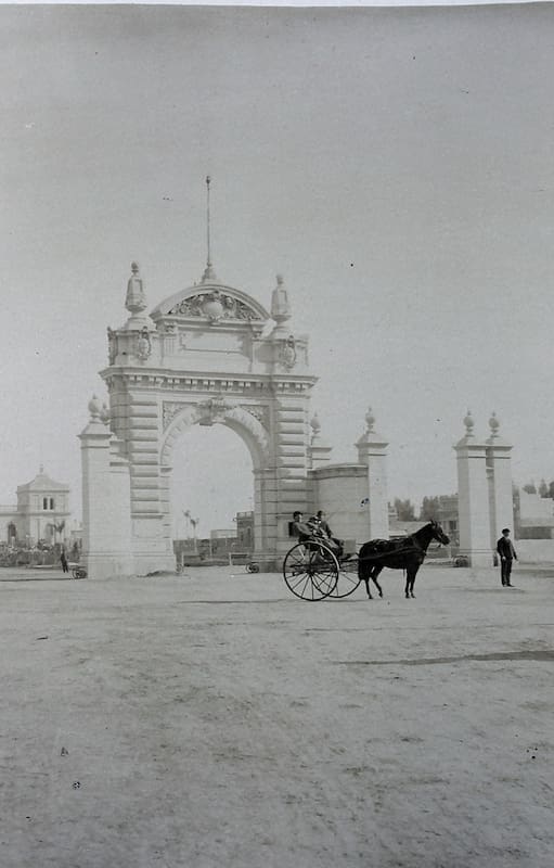 Arco de entrada al Paseo del Bosque.