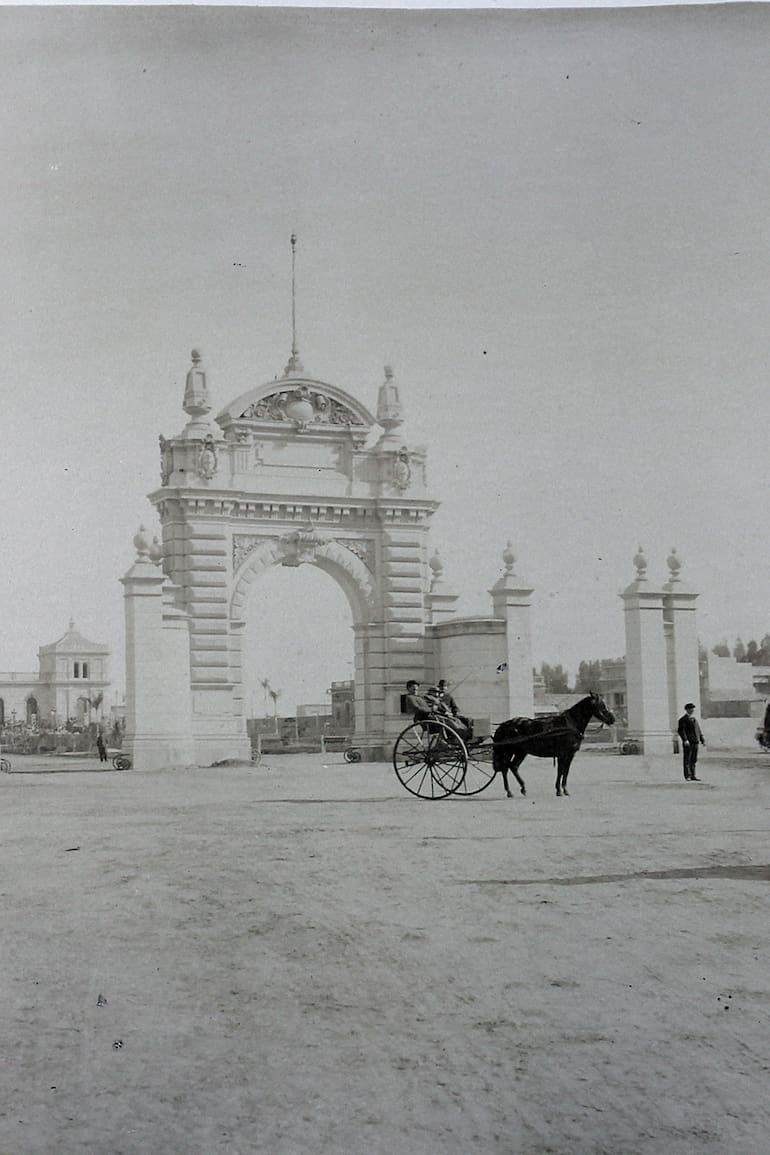 Arco de entrada al Paseo del Bosque.