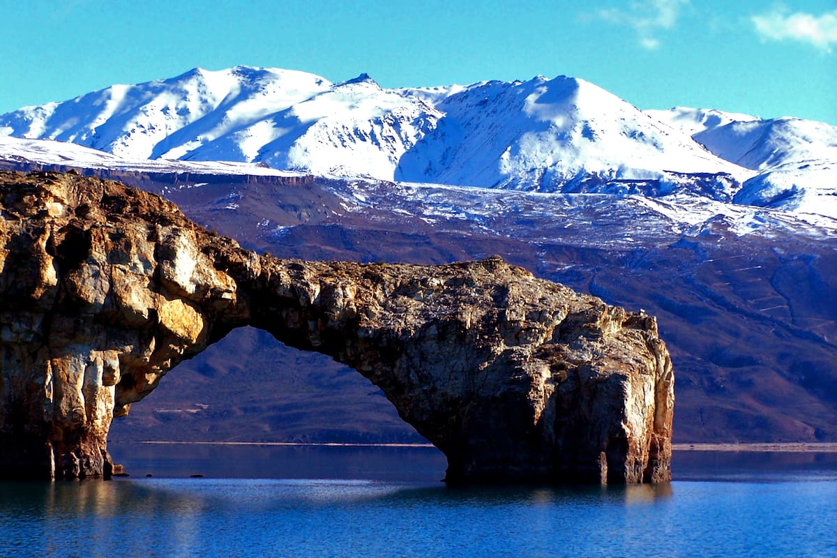 Arco de Piedra, sobre el Lago Posadas, Santa Cruz. Allí se reunirá la comunidad de Lago Posadas a esperar el eclipse y prepara para ese día una fiesta popular.