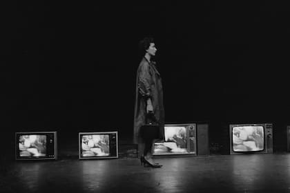 La porteña galería Rolf lleva a Madrid "Parquedades: escenas de parque para una actriz, video y música", una video-acción de José Alejandro Restrepo (1959) y presenta el proyecto "Insistir en la mirada" dedicada a los pioneros del videoarte