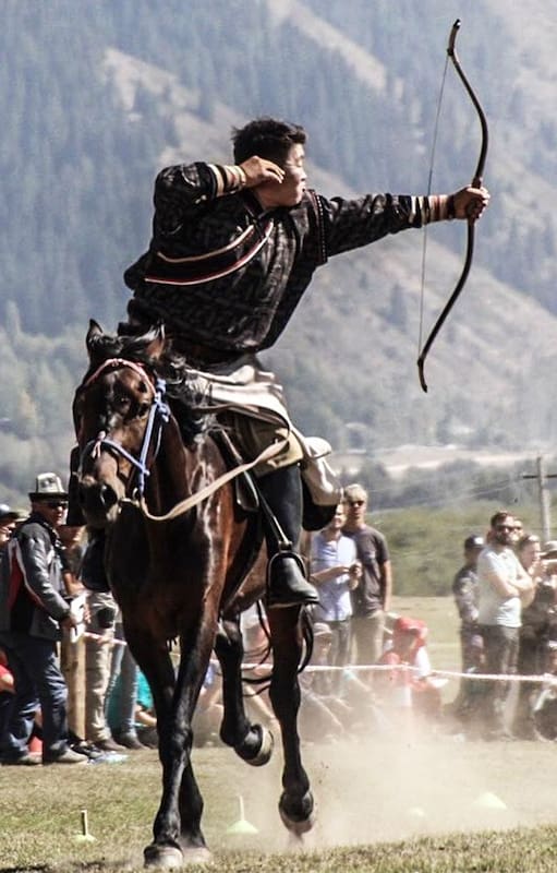Arco y flecha sobre caballo.