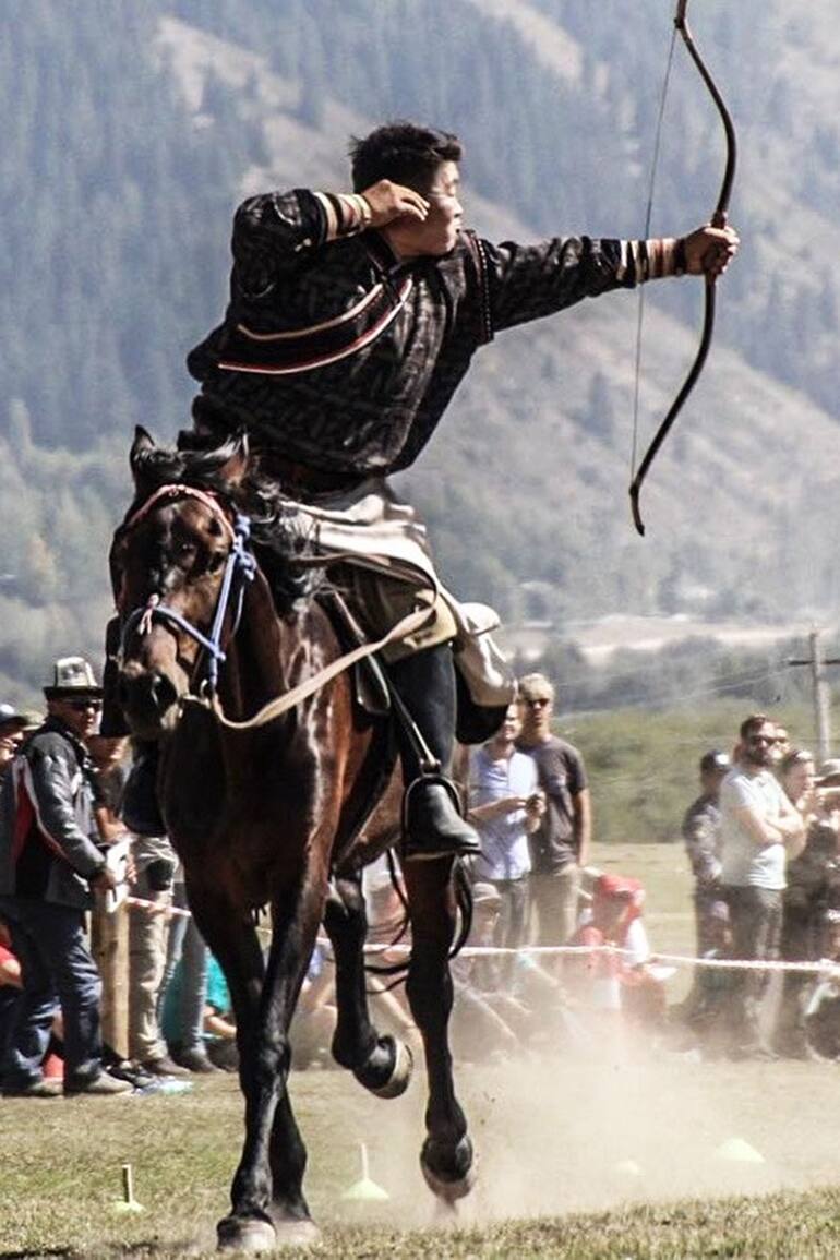 Arco y flecha sobre caballo.