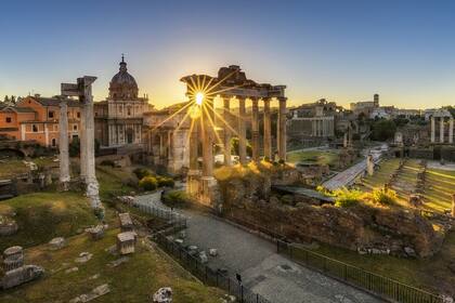 Arcos, columnas y cúpulas se han convertido en un lugar común para nosotros. El templo de Saturno, en el foro romano, Roma, al amanecer. Construido en el 497 a.C.