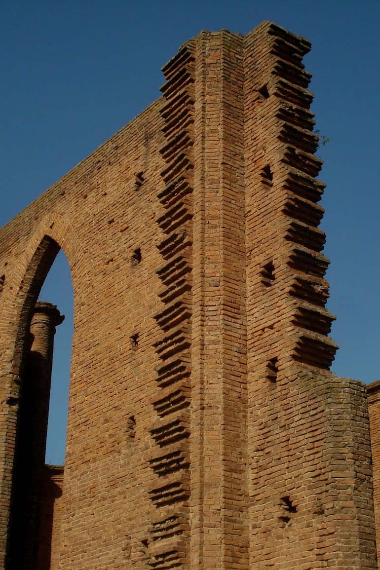 Arcos ojivales en los restos de la iglesia que datan de 1889.