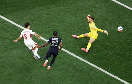 Arda Guler define ante la salida de Turner y anota el 1-1 parcial para Turquía en Los Angeles. (Photo by Harry How / GETTY IMAGES NORTH AMERICA / Getty Images via AFP)