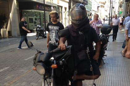 A Diego no le queda más que salir a la calle vestido de negro y de manga larga