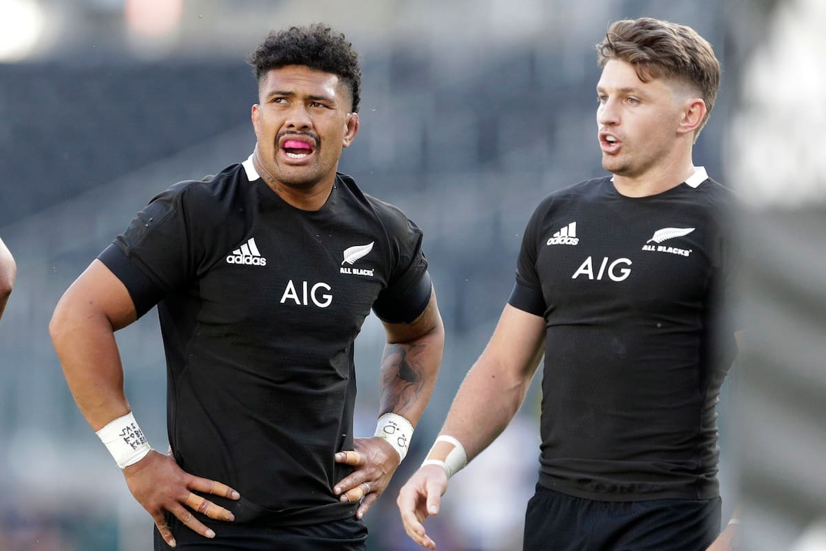 Ardie Savea de Nueva Zelanda, a la izquierda, y su compañero de equipo Beauden Barrett descansan durante la prueba de rugby de las Tres Naciones