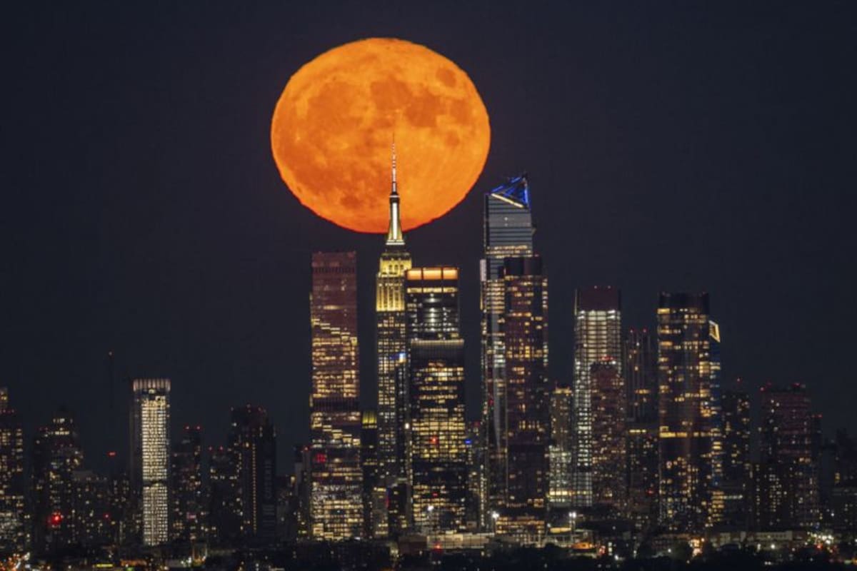 Ardiendo imponente junto al Empire State y otros rascacielos en Nueva York