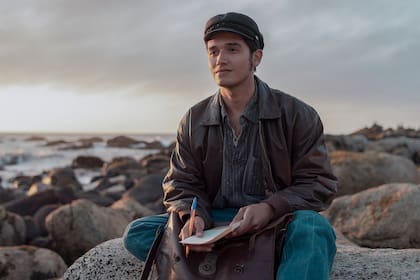 Ardiente paciencia: quién es Andrew Bargsted, el protagonista de la nueva apuesta de Netflix basada en la novela de Antonio Skármeta