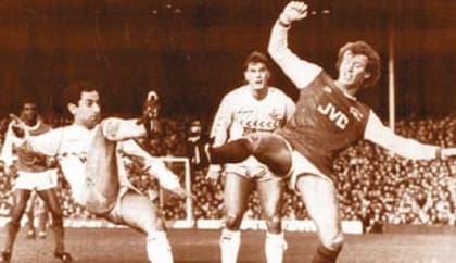 El argentino Ardiles en Wembley, vistiendo la camiseta de Tottenham Hottspurs, con la que logró prestigio en Inglaterra; el rival, Arsenal.