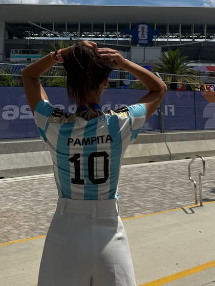 Ardohain posó con una camiseta albiceleste by Paz Cornú personalizada con su apodo y el número 10, el que utiliza Lionel Messi