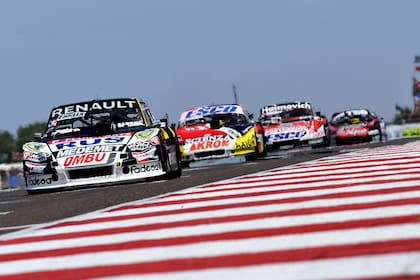 Ardusso, al frente del pelotón. Ganó en Viedma la primera carrera del año del Turismo Carretera.