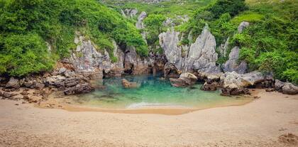 Arena blanca y agua cristalina, dos características de la playa de Gulpiyuri