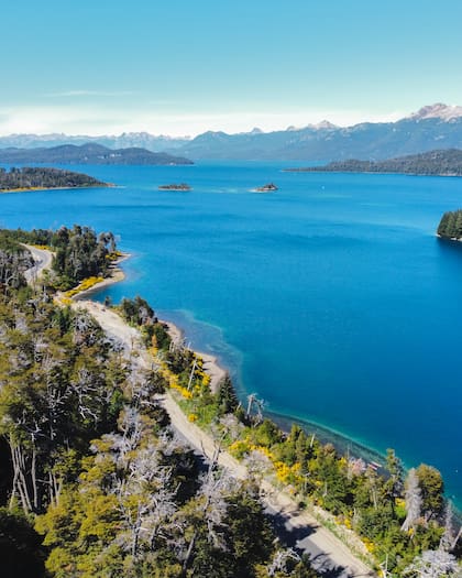 Arena, piedras y mucho bosque rodean este sector del lado este del lago Nahuel Huapi, una de las zonas más residenciales de la villa.