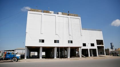 Uno de los silos ya fue hidrolavado y blanqueado