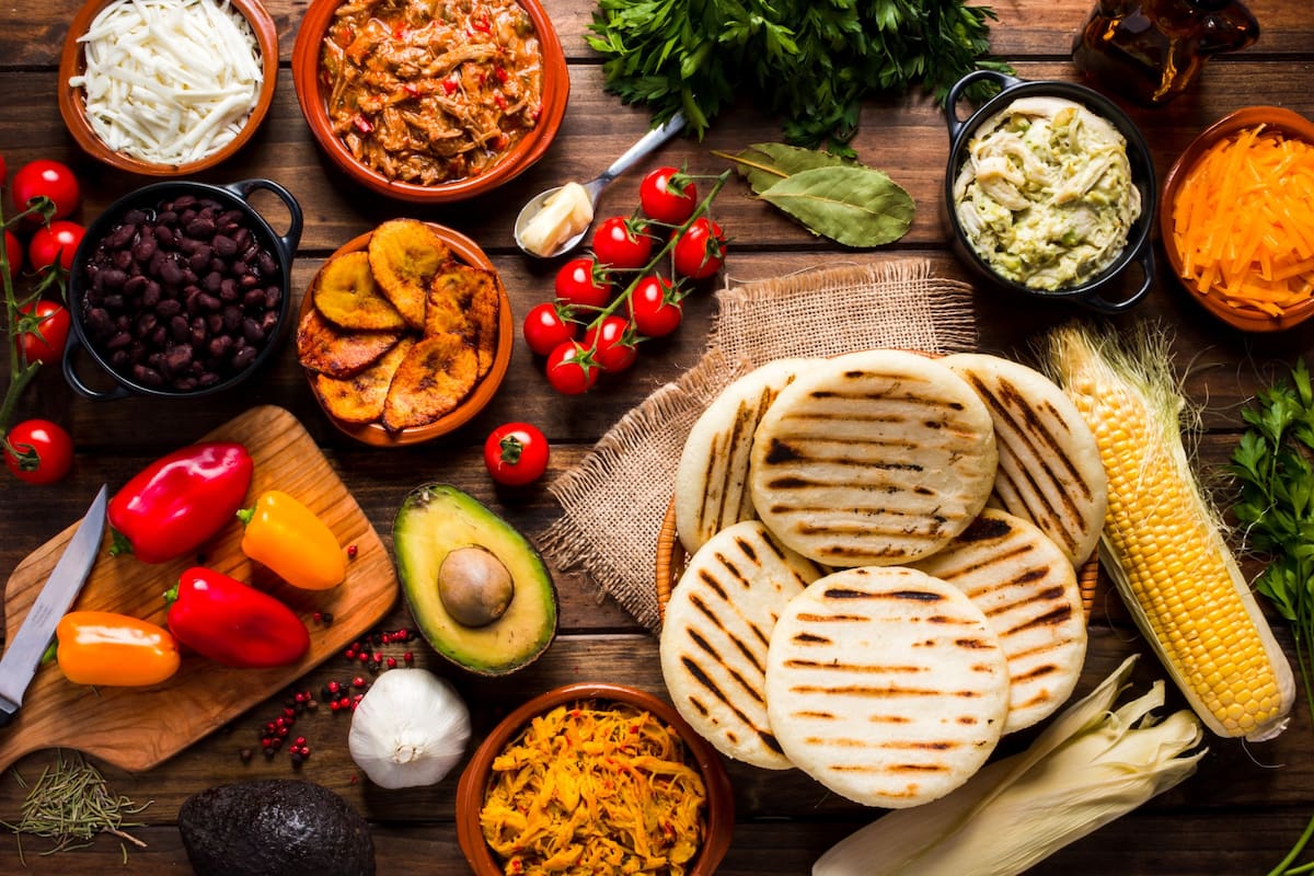 Arepas e ingredientes de las comidas colombianas