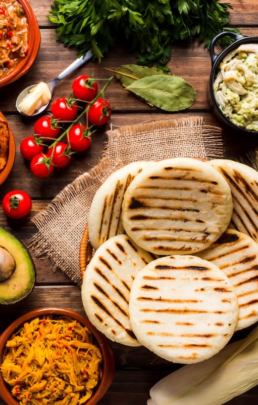 Arepas e ingredientes de las comidas colombianas
