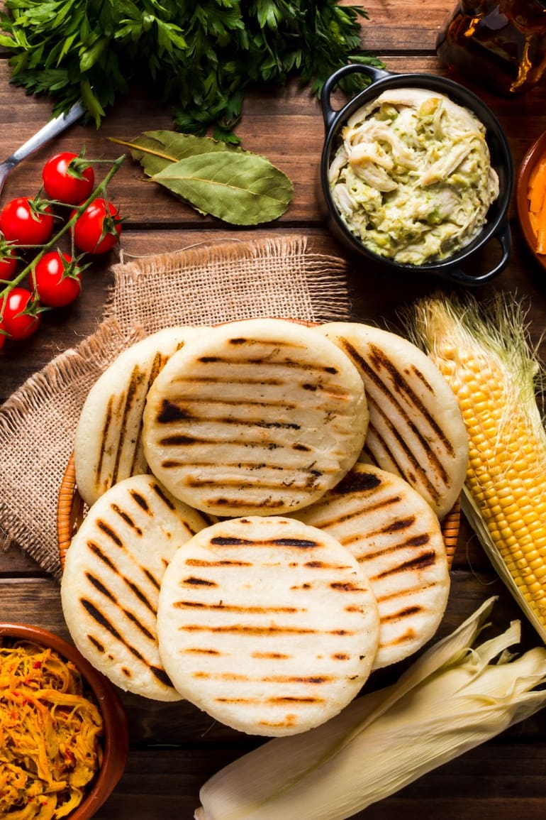 Arepas e ingredientes de las comidas colombianas