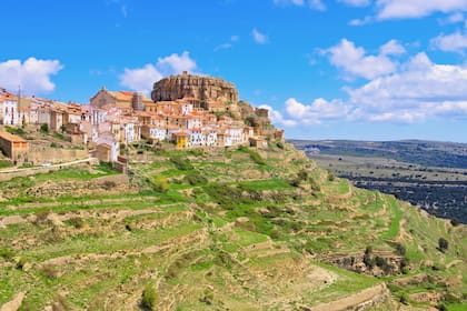 Ares del Maestrat, ubicado a más de 1200 metros de altitud, se asienta sobre una gran formación rocosa que domina el paisaje del interior de Castellón