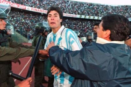 Cruz cayó pero luego se levantó. Passarella lo agarra. Después volvió a caer. Y se lo llevaron al vestuario