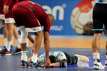 Pizarro, todavía en el piso después de la última acción; la Argentina se quedó afuera del Mundial de una manera increíble