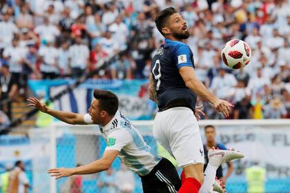 Olivier Giroud comete una falta ante Nicolás Tagliafico en el partido de octavos de Rusia 2018