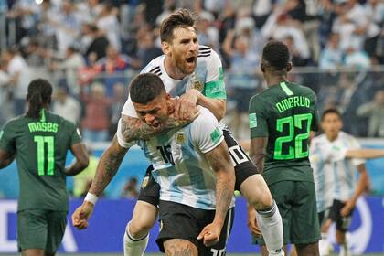 Lionel Messi y Marcos Rojo celebran el gol de la victoria de la Argentina frente a Nigeria en el Mundial de Rusia 2018