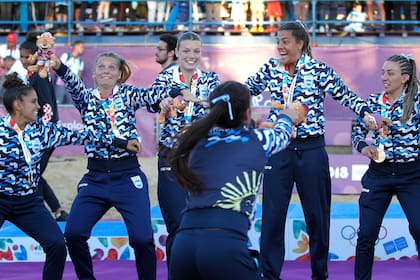 ¡Argentina campeón! El festejo de las chicas del beach handball.
