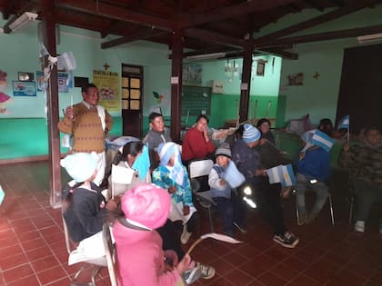 "Argentina, Argentina", gritan los chicos de la escuela abrigados para soportar el frío a 2400 metros de altura