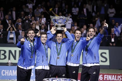 Orsanic sosteniendo la Ensaladera tras la obtención de la Davis, en 2016, en Croacia; Delbonis, Pella, Mayer y Del Potro, el cuarteto de Zagreb