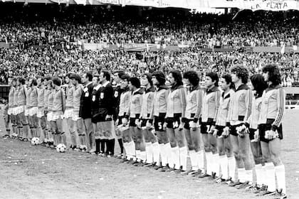 Las formaciones de Holanda y Argentina antes de la final