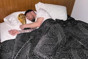 Argentina campeón del mundo: Lionel Messi se mostró en la cama durmiendo con la copa
