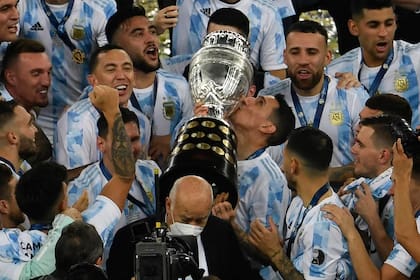 Argentina campeón en el Maracaná, adiós al maleficio de 18 años, Di María con la Copa América... y abajo, escapándose de la escena, con barbijo... Omar Souto