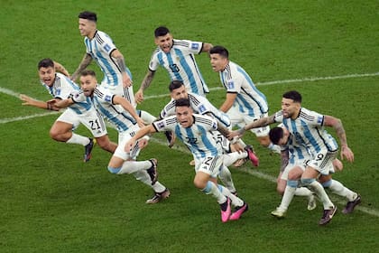 Argentina campeón mundial: Lautaro Martínez empieza a correr junto a sus compañeros luego del penal decisivo de Montiel