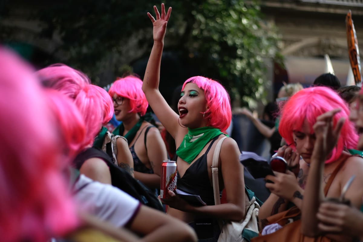 ARGENTINA, Cordoba: Integrantes de un colectivo feminista llevan pelucas rosas, Cordoba, el 8 de marzo de 2018. LA NACION / Diego Lima