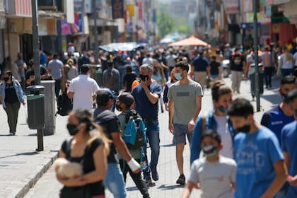 ARGENTINA, Córdoba: Movimiento en la peatonal durante la crisis originada por el Coronavirus (Covid-19) en la ciudad de Cordoba. LA NACION / Diego Lima