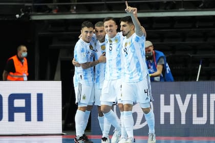 Argentina derrotó a Brasil por 2 a 1 en la semifinal y jugará la final del Mundial de futsal el próximo domingo a las 14 horas