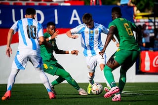 La selección Sub 20 empató con un penal polémico y el árbitro salió custodiado por la policía